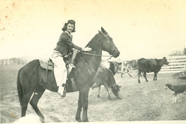 010_Anna_horse_early40's